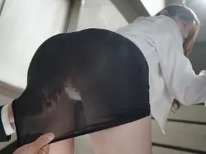 Bố lái taxi chở con gái vào giữa rừng mỗi ngày để địt