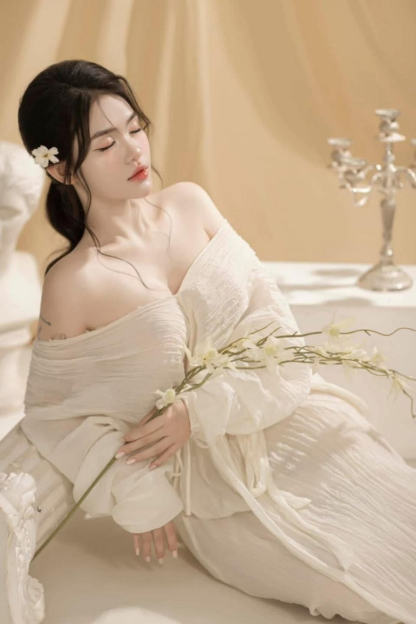 Chơi chảy nước bím em học sinh nữ ngây thơ